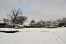 雪の松本城二の丸から天守を望む…