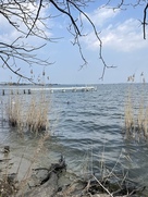 本丸の石垣が沈む湖面…