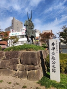 JR彦根駅前広場の井伊直政公の像…