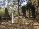 松尾城主郭に建っている標柱や石碑