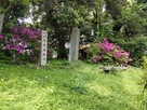 城跡碑と神社(後方)…
