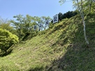 三河亀山城・腰曲輪から見上げた本丸土塁…