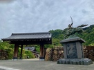 若き日の織田信長像と岐阜公園の門…
