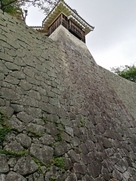 筒井門東続櫓と高い石垣…