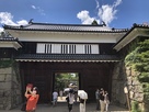 櫓門とその奥に真田神社…