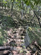 登城口からの階段…