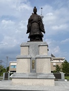 佐賀城二の丸の鍋島直正公銅像…