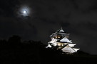 闇夜に浮かぶ大阪城…