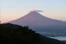 御坂城 朝日を受ける富士山と河口湖…