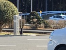 松尾藩公庁跡の碑と教習車…