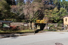 傘松城 案内板と城址標柱