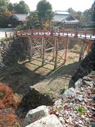 本丸の堀にかかる再建された極楽橋、背景は…
