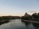 夕暮れの岡山城と月…