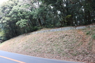 神籠石列石（県道沿い大学稲荷神社入り口付