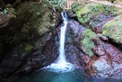 大洞若子城 登城道脇の一の滝…