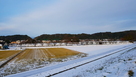 雪に覆われた本丸と二の丸の遠景…