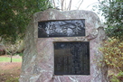 「米百俵」の石碑…