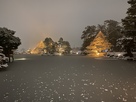 兼六園ライトアップ冬の段 雪化粧の霞ヶ池…