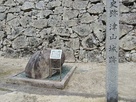 津山城址碑と残念石…