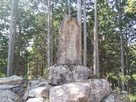 主郭に立つ石碑