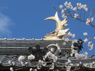 羽衣石城址模擬天守のシャチホコと桜