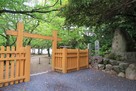 浜田城 復元冠木門と城址石碑