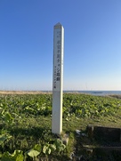 平坦場に建てられたヲンネモトチャシ跡の碑…