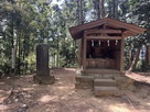 本丸跡に建つ碑と祠