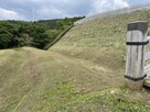 大手門前の空堀と土塁…