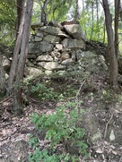 きぬがさ山登り口の途中にある石垣…