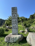 駐車場入り口にある石碑…