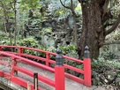 神社内の赤い橋