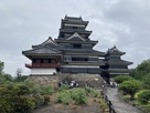 雨の幻想的な松本城…