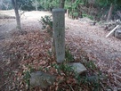 芥川山城の本丸跡に建つ碑…