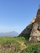 本丸跡石垣と大山…