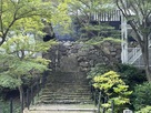 橋の先の天守台に見える鏡石…