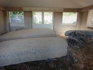 石碑後方の古墳の竪穴石室…