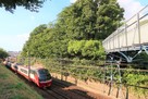 山崎城 かつての堀跡と名鉄電車…