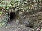 住吉神社にある井戸跡（右）と抜け穴…