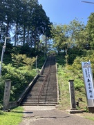 春日山神社下駐車場から、神社への階段…
