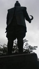 若き日の徳川家康公の銅像…
