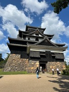 松江城の城外観です。…
