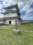 坤櫓とレプリカの城址石碑…