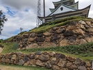 小牧山歴史館と主郭の石垣…