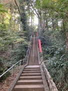 神社、本丸跡への急な階段…