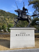 吉香公園内の吉川広家公銅像から見た天守…