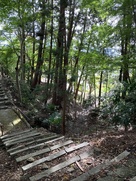 稲荷神社から見た空壕…