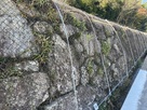 ネット越しに見た東稜堡の基礎石垣…