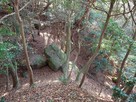 伝太鼓櫓から見下ろすくさび跡の残る大岩…
