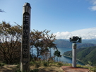 賤ヶ岳古戦場の標柱と余呉湖…